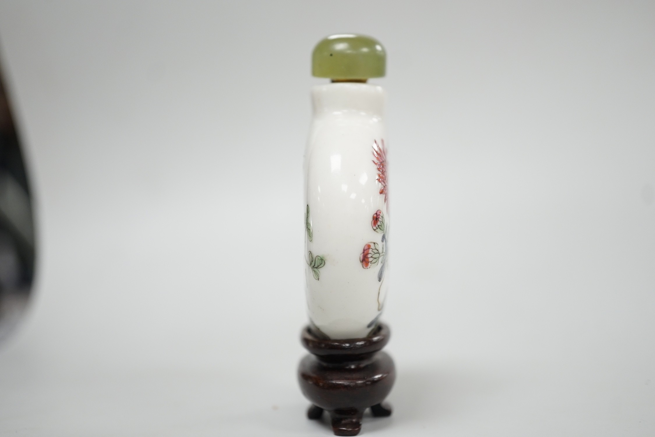 A Chinese famille rose snuff bottle, decorated with birds and rockwork, three character mark, 5cm